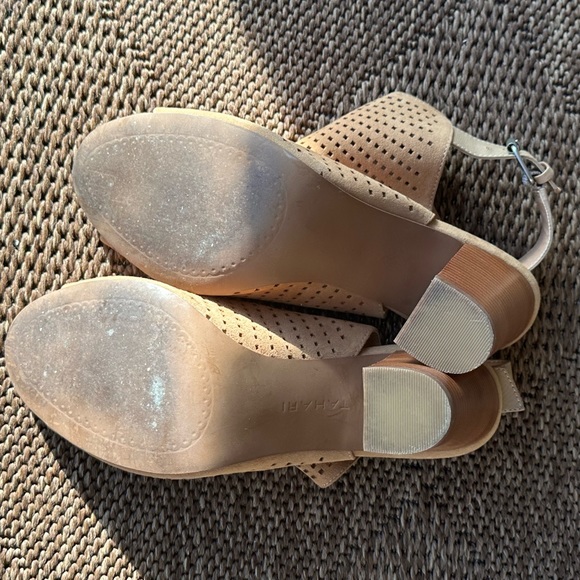 Tahari Margaret 2 Camel Suede Cut Out Peep Toe Slingback Block Heels Womens 10 - Picture 13 of 13